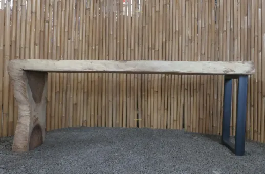 Einzigartiger Tisch aus einem Stück Suarholz, einschließlich des Wurzelteils als Fuß, ca. 210cm Länge, 75cm Breite und 75cm Höhe 